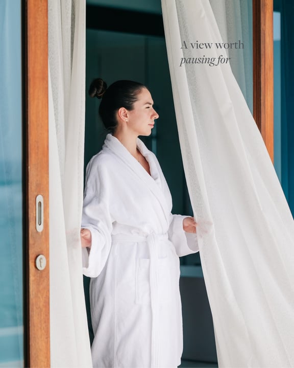 Foto geteilt von The Westin Maldives am 16. Juli 2026, verlinkt mit @westin. Möglicherweise ein Bild von Nachtwäsche, Morgenmantel, Vorhängen, Bademantel und Text.