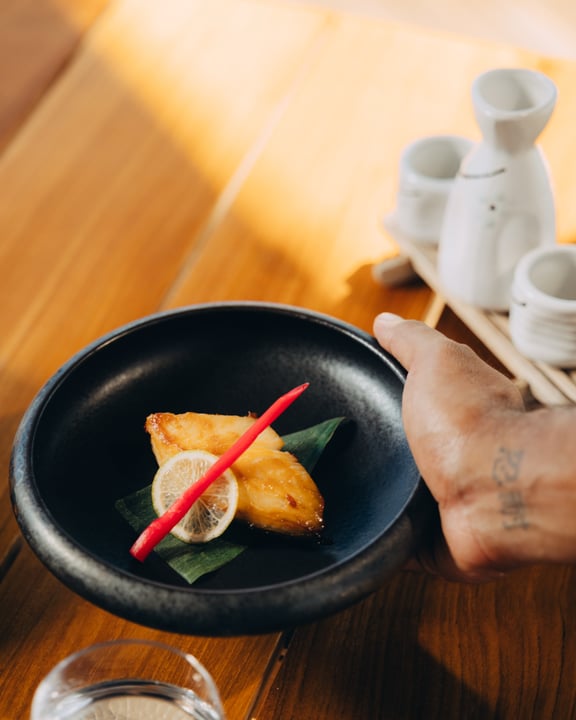 Foto von The Westin Maldives am 20. Juli 2026. Möglicherweise ein Bild von Sashimi, Sushi, Tofu, Essstäbchen und Text.