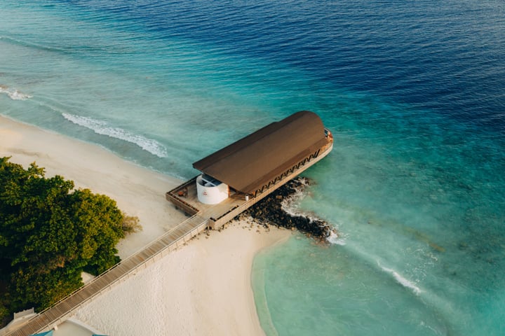 Foto von The Westin Maldives in The Westin Maldives Miriandhoo Resort mit @westin. Könnte ein Bild von Wasserflugzeug, Ocean, Strand, Wasser und Text sein.