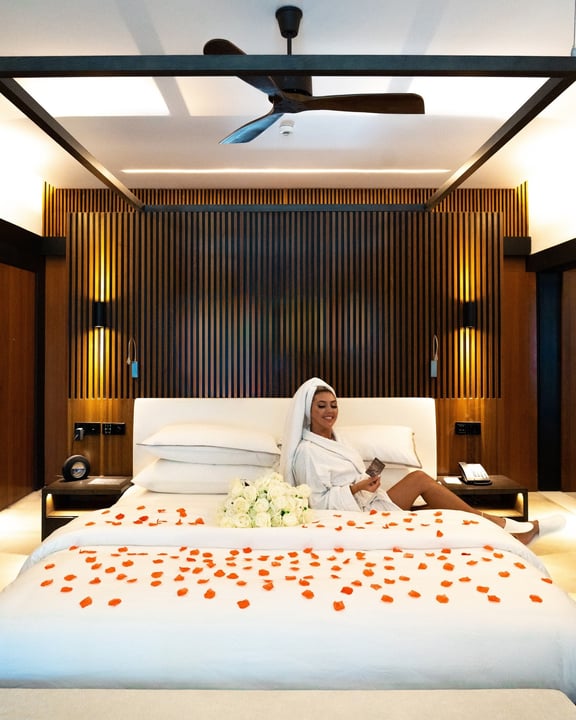 Foto von The Westin Maldives vom 01. September 2026. Könnte ein Bild von Bett, Kopfteil, Matratze, Rose, Schlafzimmer und Text sein.