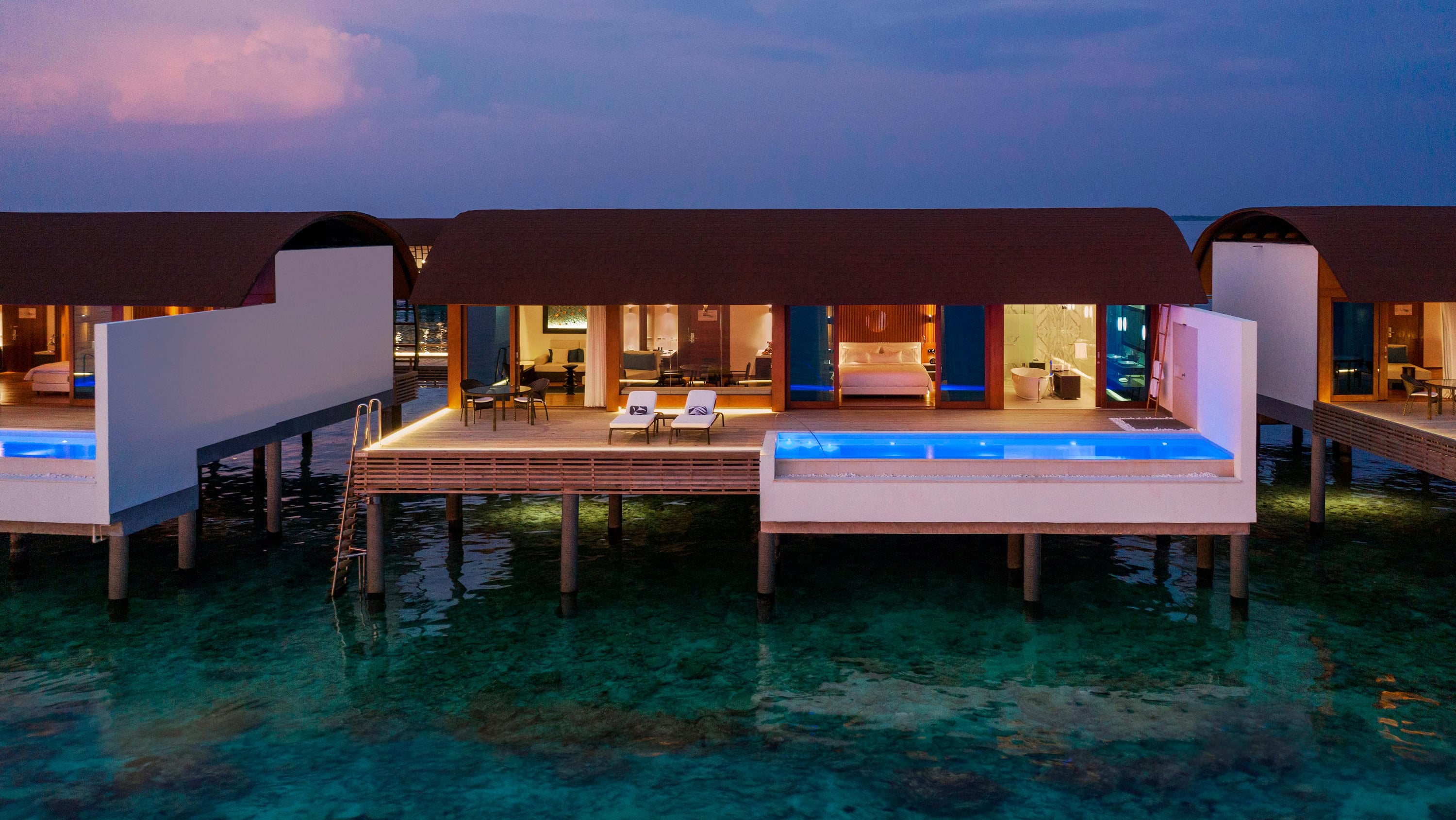 Wasservilla - Pool - Außenansicht bei Dämmerung at The Westin Maldives Miriandhoo Resort