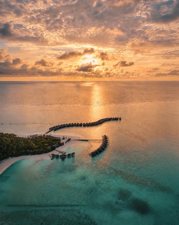 You & Me Maldives, Insel, Overwater, Villa, Sonnenuntergang, Hotel, Resort, Flitterwochen, Paar, Reisen