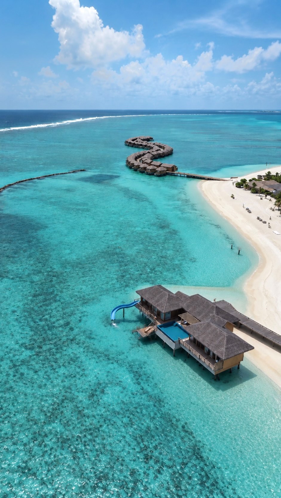 Alcuni sogni hanno un ingresso privato sull'oceano.

Benvenuto/a a @YouAndMeMaldives! 💭🏝️🌊

#youandmemaldives #maldives #overwater #luxury #resort