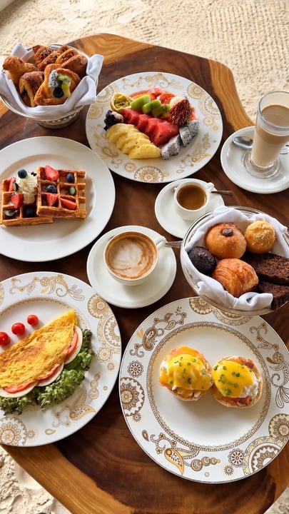 Vos plans pour le matin ? Ils sont tous sur cette table.

Prenez votre temps au petit-déjeuner chez @YouAndMeMaldives… la seule urgence, c’est de décider par quoi commencer. 👀🫦

#youandmemaldives #maldives #resort #allinclusive