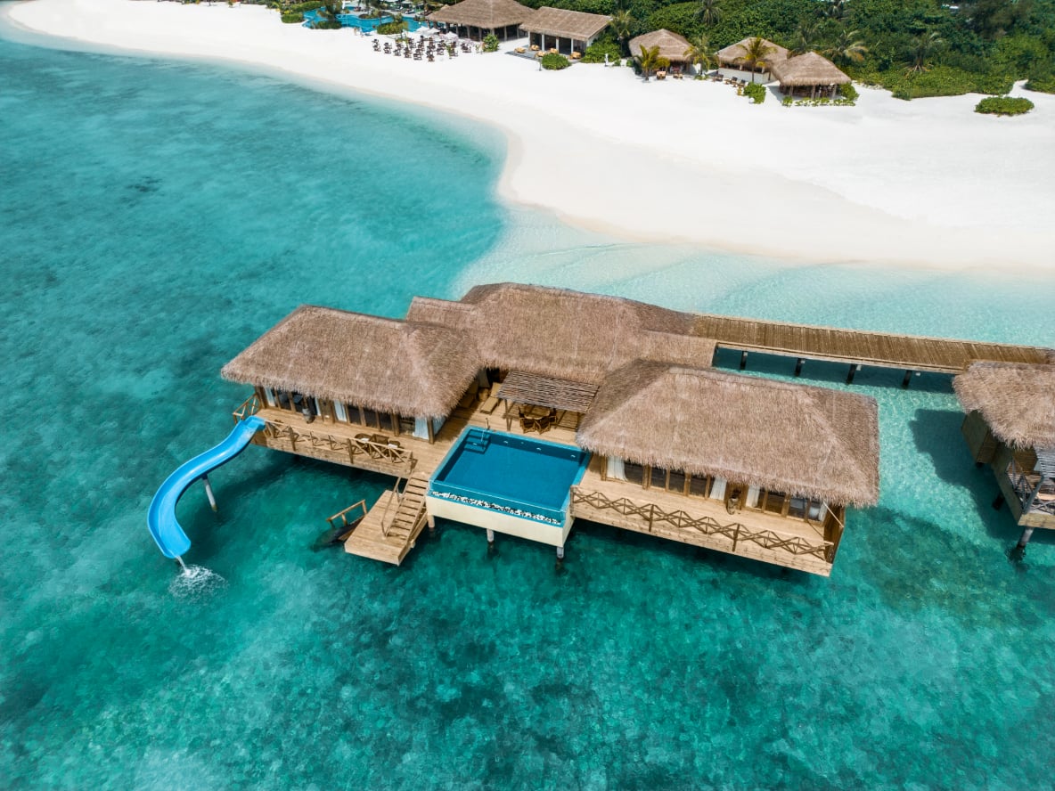 You and Me Suite mit privatem Pool und Rutsche im You & Me by Cocoon Maldives